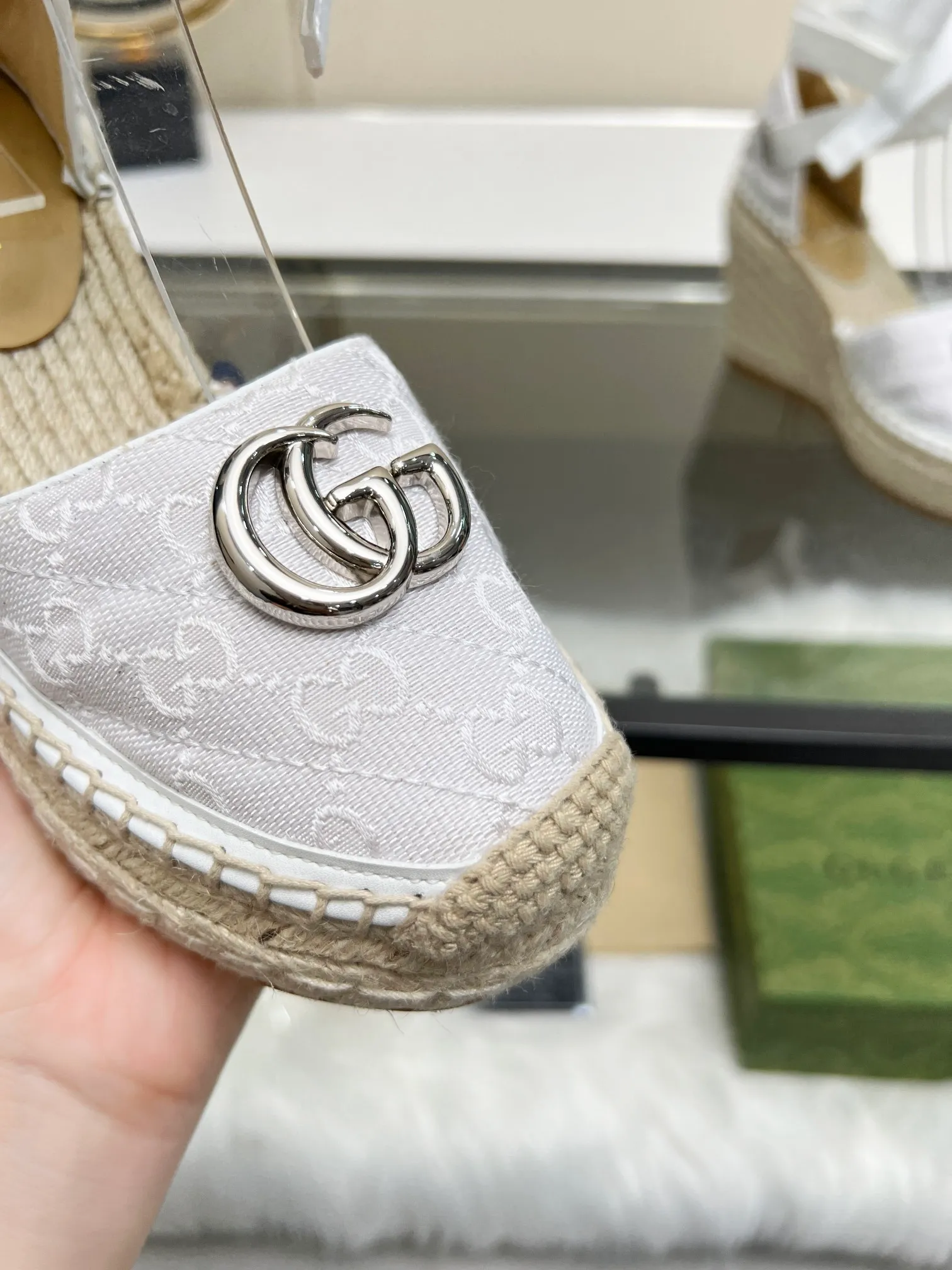 👟👟Ex-factory price 440👟👟 GUCCI wedge fisherman sandals, thick-soled straw, high-end quality, fabric: double G fabric, electric embroidery, lining: mixed sheepskin lining, yardage: 35～42, color: pure white. Dear new and old customers, the picture has been updated, please transfer the image to change. The upgraded version of the wedge heel currently has more than 40 colors. Transfer the image to sell.
